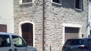 A stone building with two windows and a balcony. - B&B Mamoiada Centro (Mamoiada)