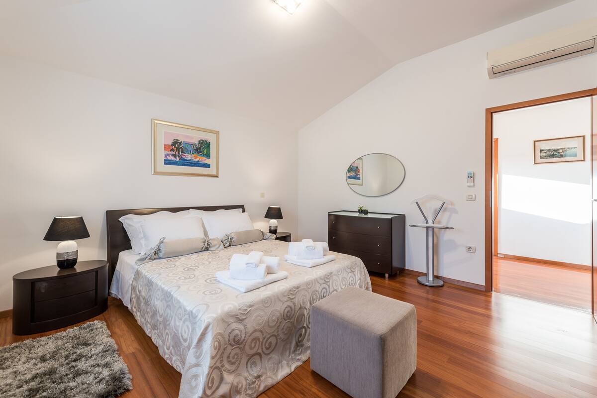 Luxury Apartment, Sea View | Desk, blackout curtains, soundproofing, iron/ironing board