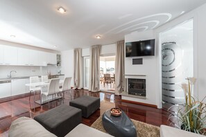 Apartament Deluxe, vistes al mar | Sala d'estar | Televisor de pantalla plana 