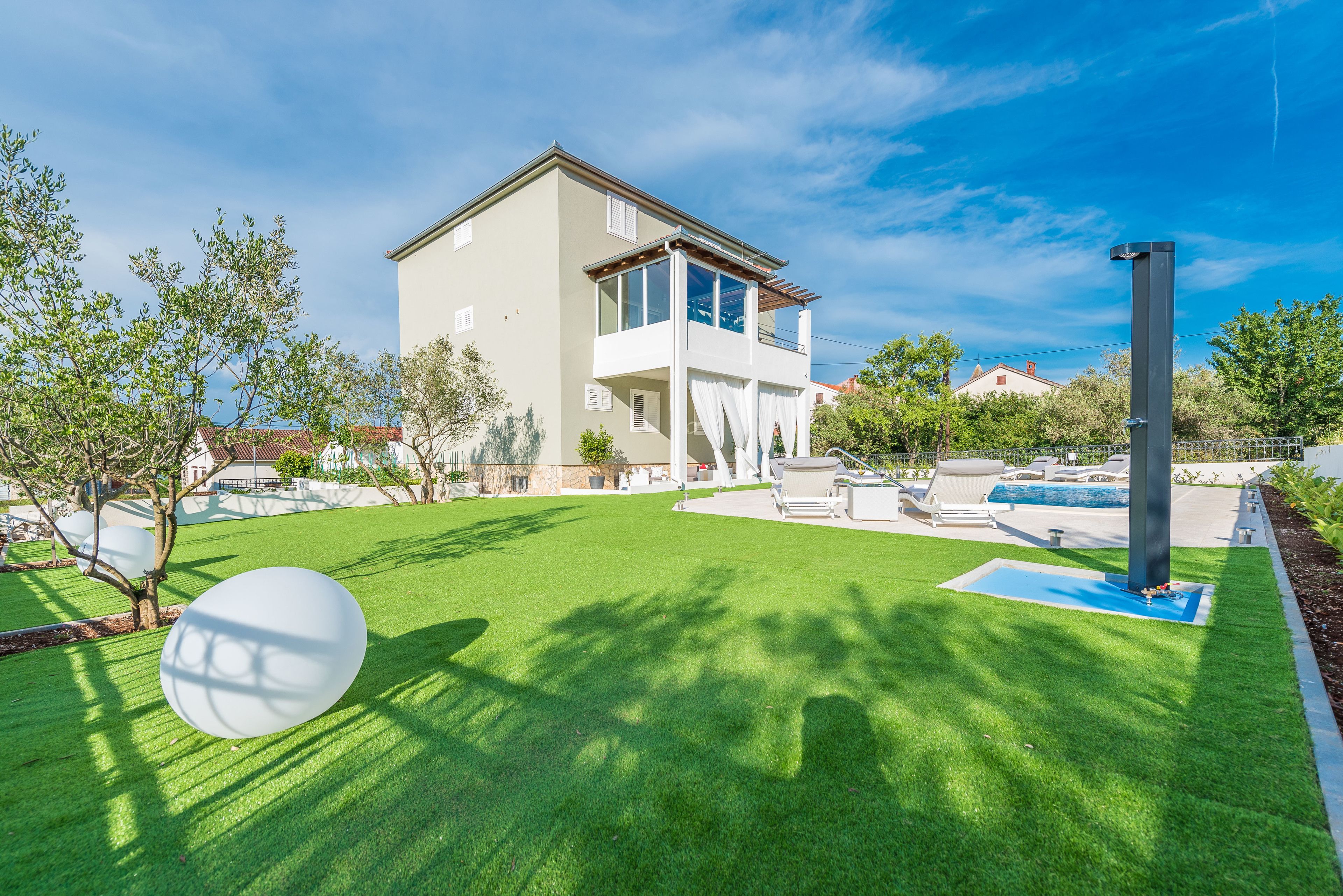 Seasonal outdoor pool, free cabanas, sun loungers