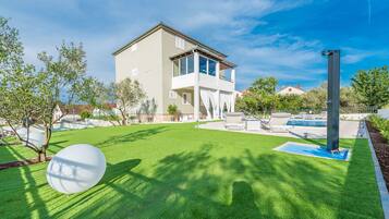Seasonal outdoor pool, free cabanas, sun loungers