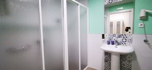 Værelse med 2 enkeltsenge - handicapvenligt | Badeværelse | Bruser, gratis toiletartikler, hårtørrer, håndklæder