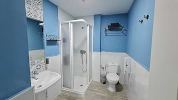 Dusche, kostenlose Toilettenartikel, Haartrockner, HandtĂŒcher