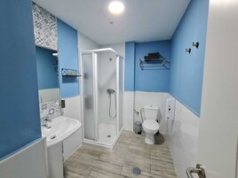 Ducha, artículos de higiene personal gratuitos y secador de pelo