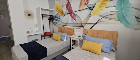 Chambre Standard avec lits jumeaux, 2 lits jumeaux | Décor unique, bureau, espace de travail pour ordinateurs portables