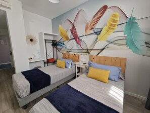 Standard Twin Room, 2 Twin Beds | Individually decorated, desk, laptop workspace, blackout drapes - Hostal Huelva Art (Huelva)