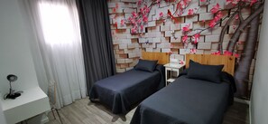 Individually decorated, desk, laptop workspace, blackout curtains - Hostal Huelva Art (Huelva)
