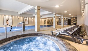 Una piscina cubierta