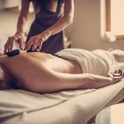 Sauna seca, banheira de hidromassagem, tratamentos corporais