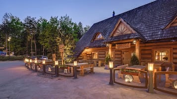 Breakfast, lunch, dinner served; al fresco dining