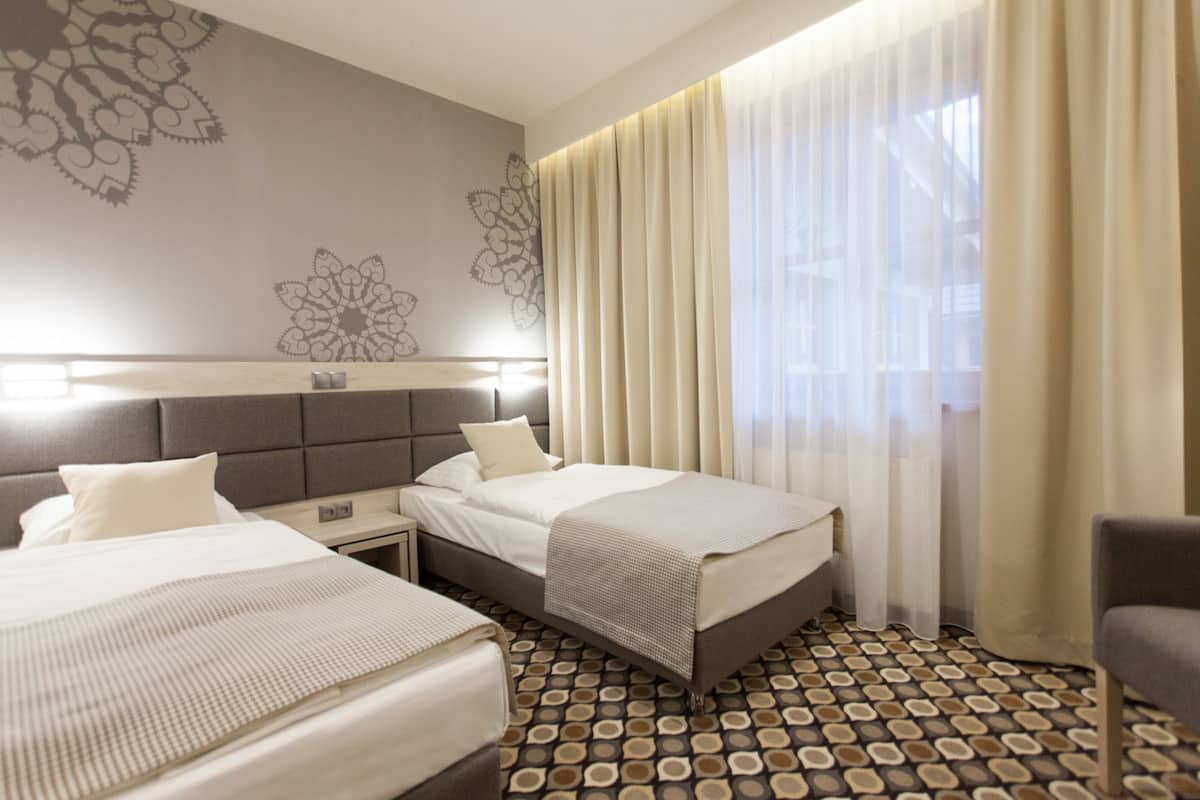 Habitación con 1 cama matrimonial o 2 individuales | Camas con efecto memoria, escritorio y espacio para trabajar con laptop
