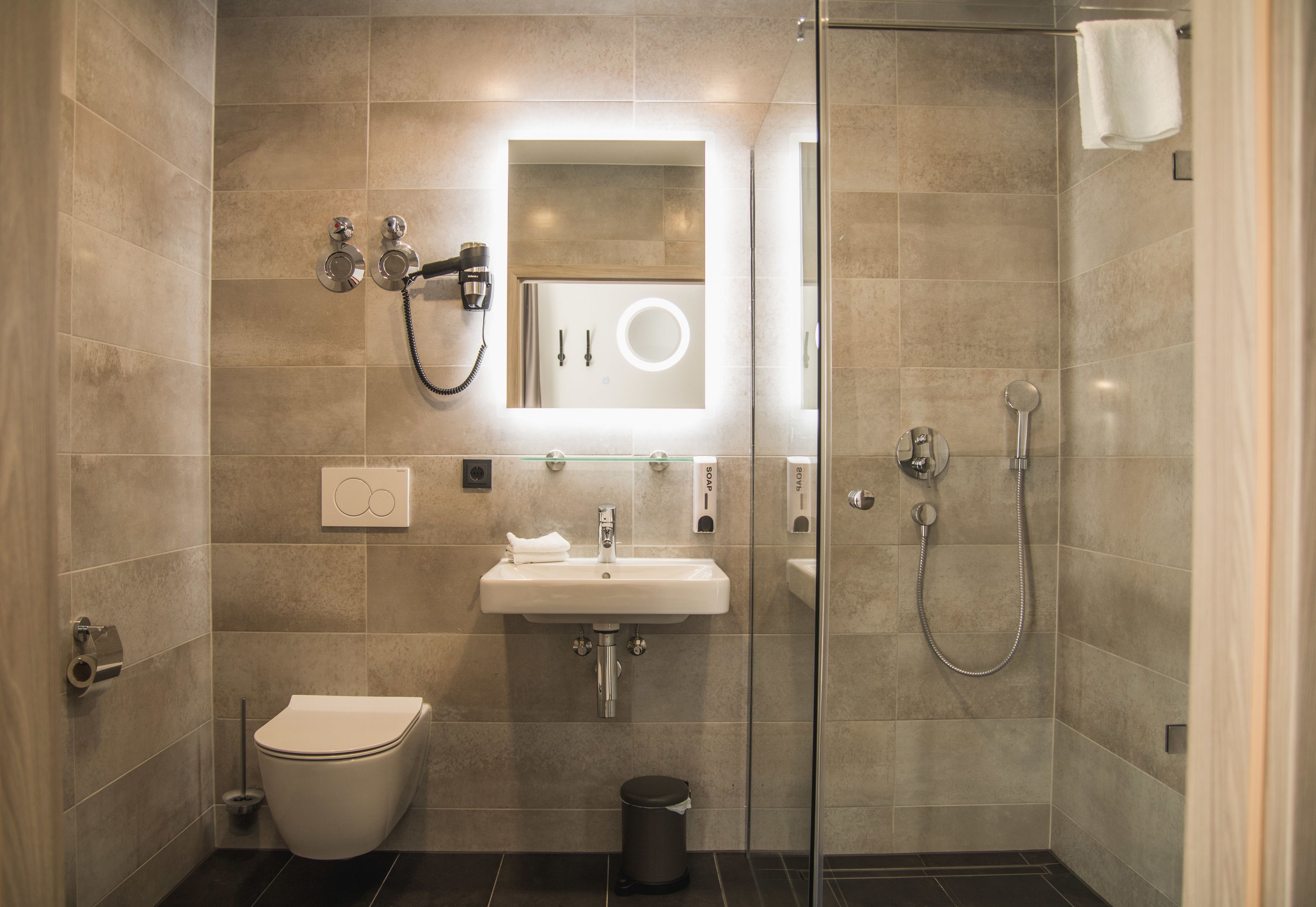 double room, 1 queen bed, balcony | bathroom | shower, towels