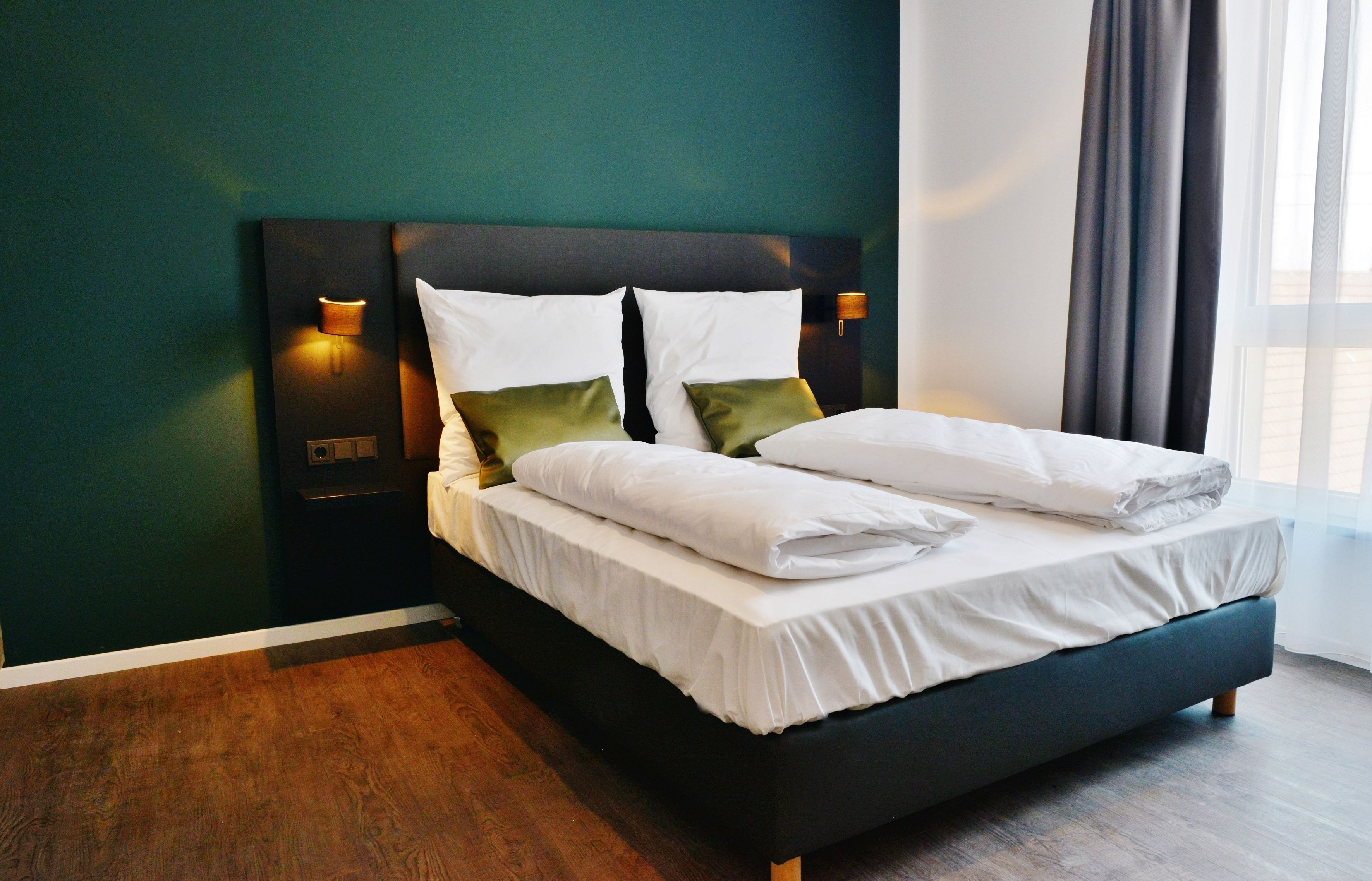 Doppelzimmer, 1 Queen-Bett, Balkon | Zimmersafe, Schreibtisch, Verdunkelungsvorhänge, kostenloses WLAN