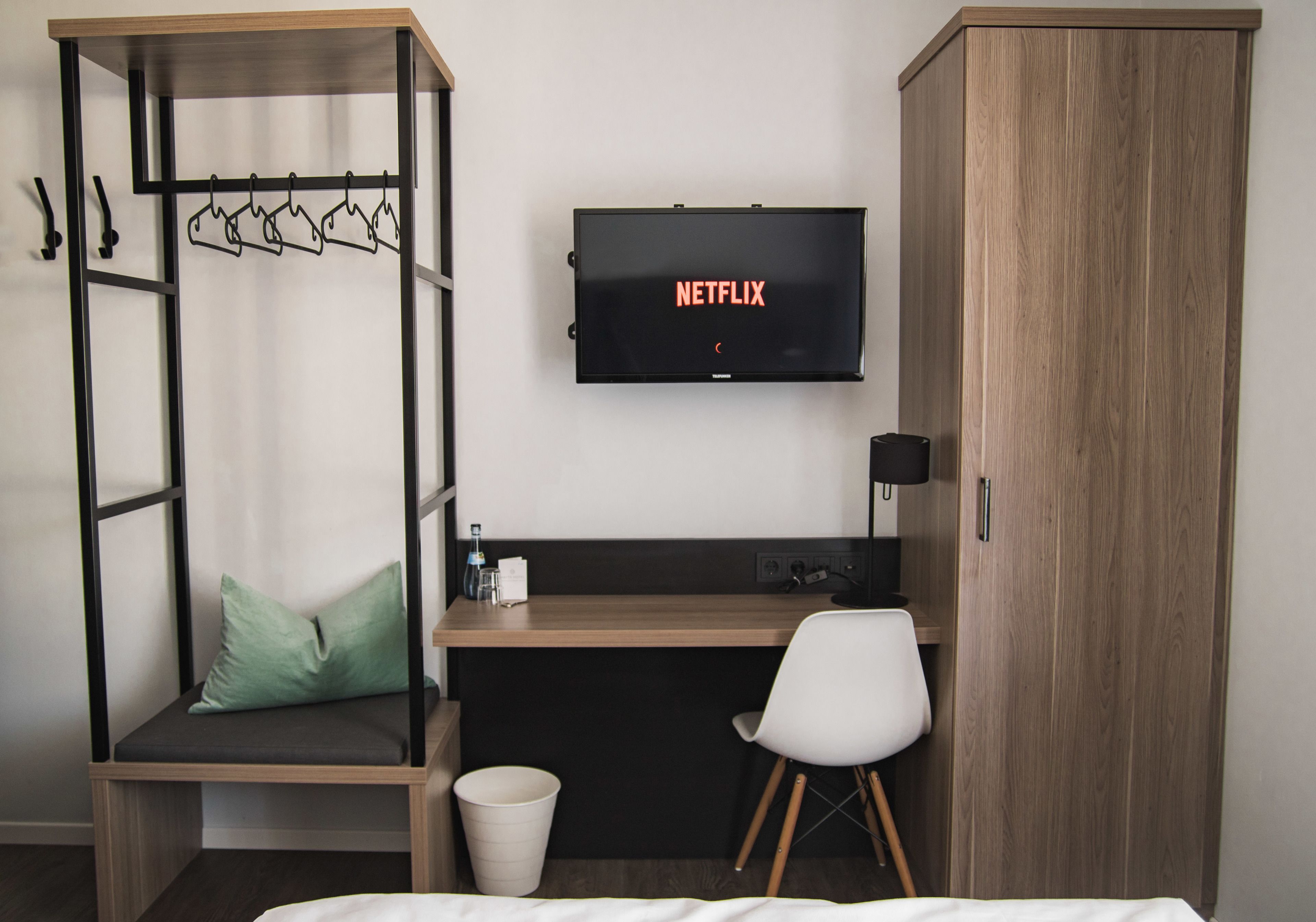 Enkeltrom, balkong | Safe på rommet, skrivebord, blendingsgardiner og wi-fi (inkludert)