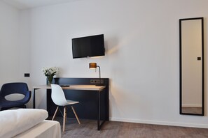 Enkelrum - balkong | Värdeförvaringsskåp på rummet, skrivbord och mörkläggningsgardiner