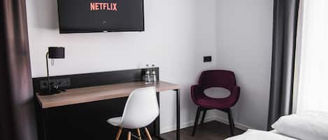 Caja de seguridad en la habitación, escritorio y cortinas blackout