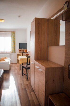 Chambre Confort double, vue sur la vallée | Literie de qualité, couette en duvet, bureau, literie fournie