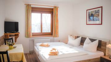 Comfort-Doppelzimmer, Talblick | Hochwertige Bettwaren, Daunenbettdecken, Schreibtisch, BettwÀsche