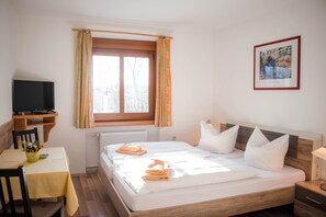 Chambre Confort double, vue sur la vallée | Literie de qualité, couette en duvet, bureau, literie fournie