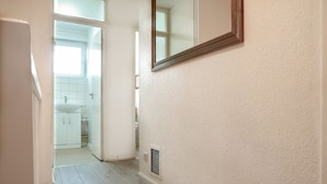 Hallway - Elland House Deluxe Guest Room (London)