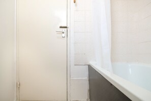 Quarto casal, banheiro compartilhado | Banheiro | Chuveiro/banheira combinados, toalhas de banho