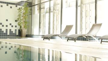 Piscine couverte, accès possible de 14 h 00 à 17 h 00, chaises longues