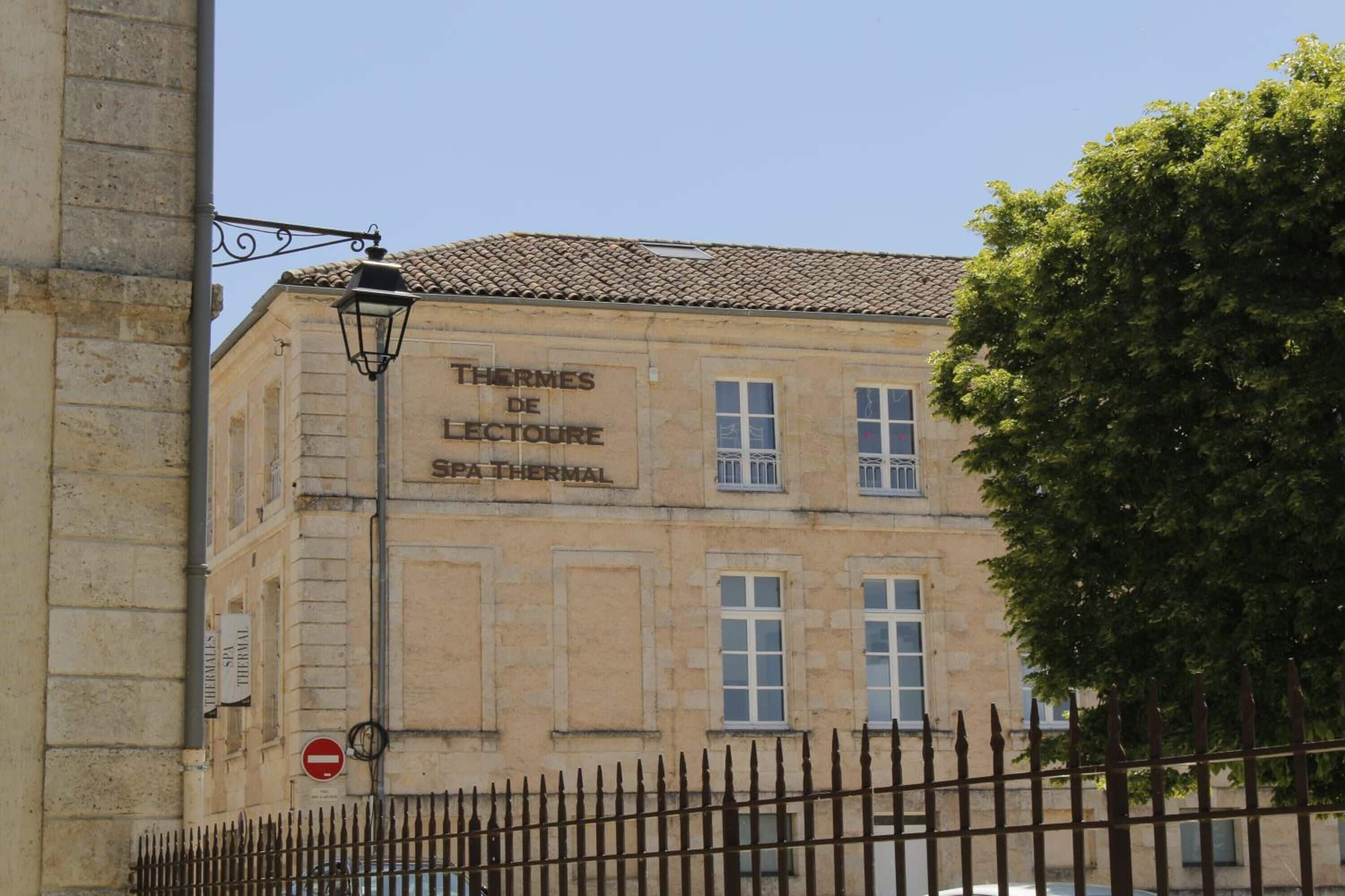 Un edificio con un cartello che riporta la scritta "Thermes de Lecture SPA THERMA".
