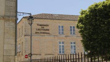 Un edificio con un cartello che riporta la scritta "Thermes de Lecture SPA THERMA".