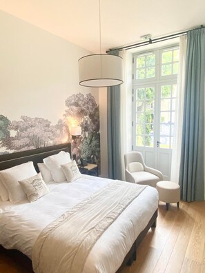 Caja de seguridad en la habitación, cortinas blackout y insonorización 