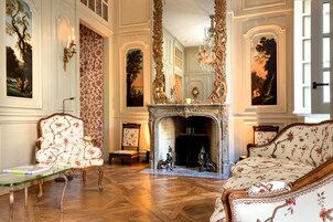 Romantic Suite | In-room safe, blackout drapes, soundproofing, iron/ironing board