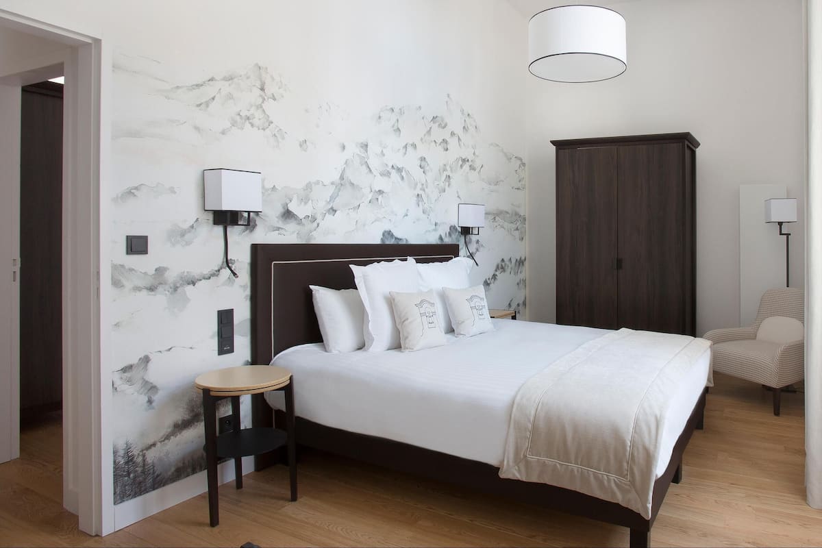 In-room safe, blackout curtains, soundproofing