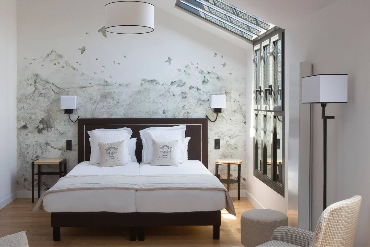 In-room safe, blackout curtains, soundproofing