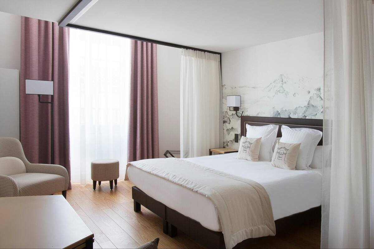 In-room safe, blackout curtains, soundproofing