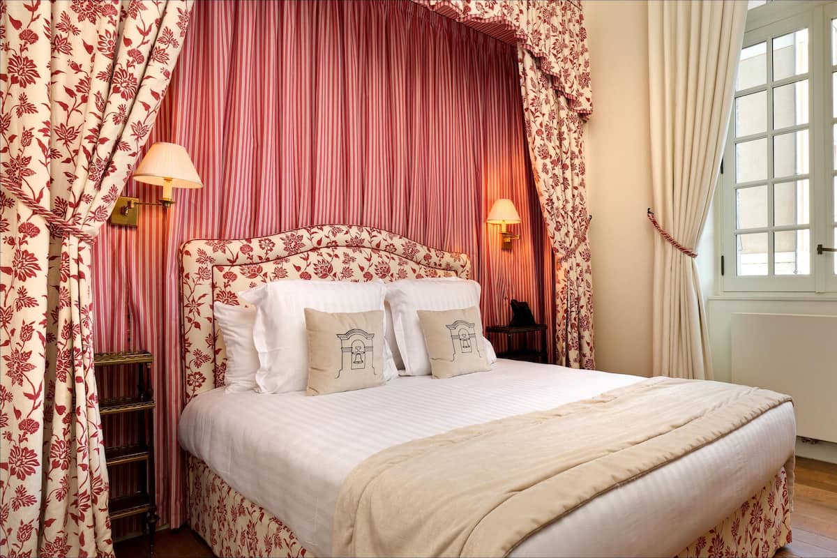 In-room safe, blackout curtains, soundproofing