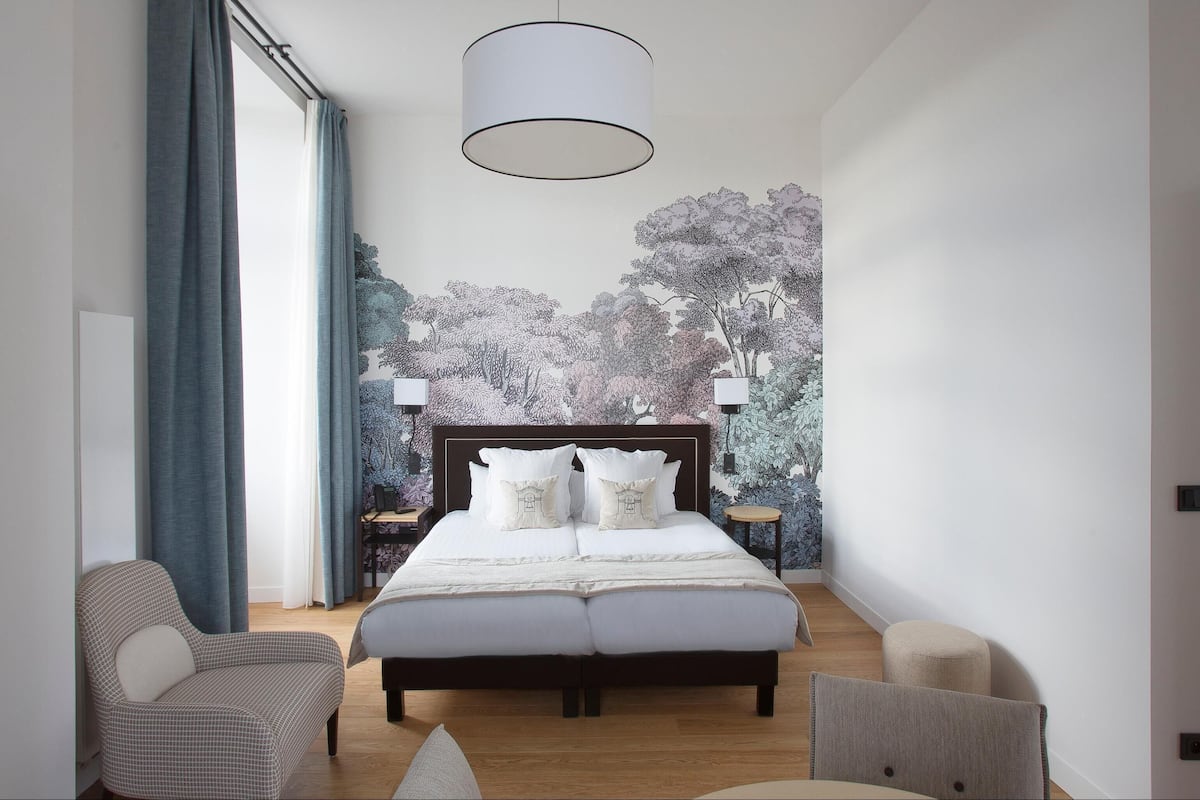 In-room safe, blackout curtains, soundproofing