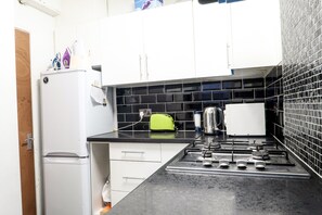Double Room, Shared Bathroom | Shared kitchen | Fridge, microwave, oven, stovetop