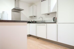 Tweepersoonskamer, gedeelde badkamer | Gemeenschappelijke keuken | Een koelkast, een magnetron, een oven, een kookplaat