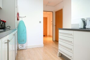 Double Room, Shared Bathroom | Shared kitchen | Fridge, microwave, oven, stovetop - Latitude Court Deluxe Guest Room (London)