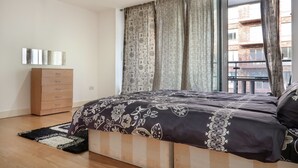 Tabla de planchar con plancha, wifi gratis y ropa de cama 