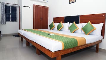 Family Quadruple Room | Hypo-allergenic bedding, in-room safe, desk, laptop workspace