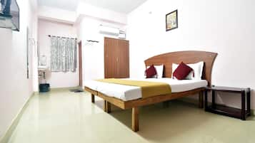 Hypo-allergenic bedding, in-room safe, desk, laptop workspace