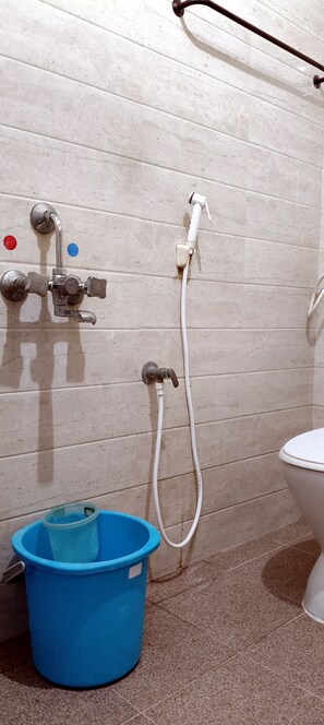 Deluxe Triple Room | Bathroom | Shower, free toiletries, slippers, towels - Royal Green Accommodation (Chennai)