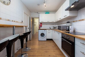 Fridge, microwave, oven, stovetop - Queensland House Deluxe Guest Room (London)