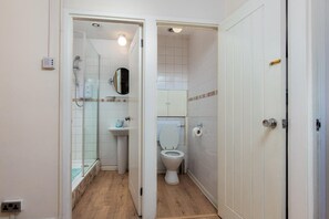 Bathroom - Queensland House Deluxe Guest Room (London)