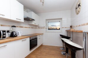 Fridge, microwave, oven, stovetop - Queensland House Deluxe Guest Room (London)