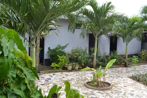 Classic Room, 1 Queen Bed, Non Smoking, Ensuite | Garden view