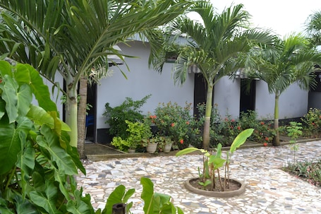 Classic Room, 1 Queen Bed, Non Smoking, Ensuite | Garden view