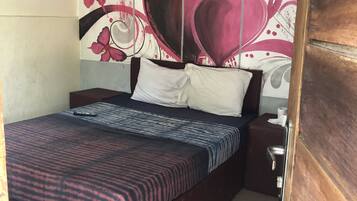 Classic-huone, 1 keskisuuri parisänky, tupakointi kielletty, kylpyhuone makuuhuoneen yhteydessä | Allergiatestatut vuodevaatteet, untuvapeitot