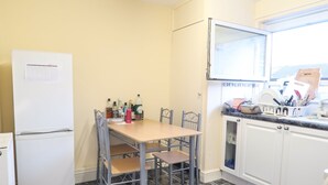 Habitación doble, 1 cama matrimonial | Cocina privada | Refrigerador, microondas, horno y parrilla de estufa 