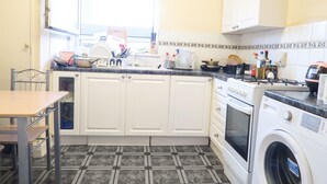 Habitación doble, 1 cama matrimonial | Cocina privada | Refrigerador, microondas, horno y parrilla de estufa 